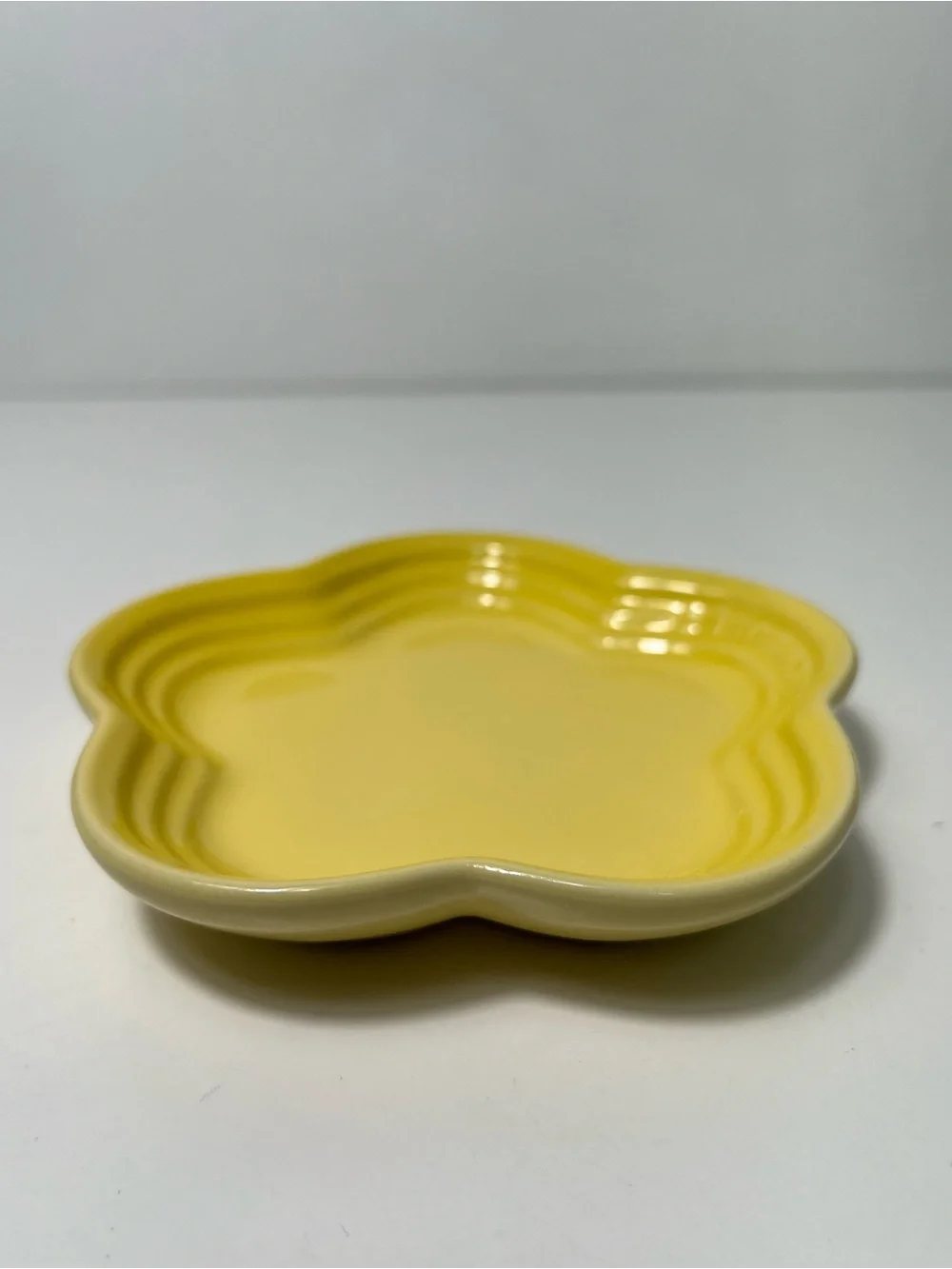 Le Creuset Stoneware Flower Petal Scalloped Trinket Dish Plate Tray